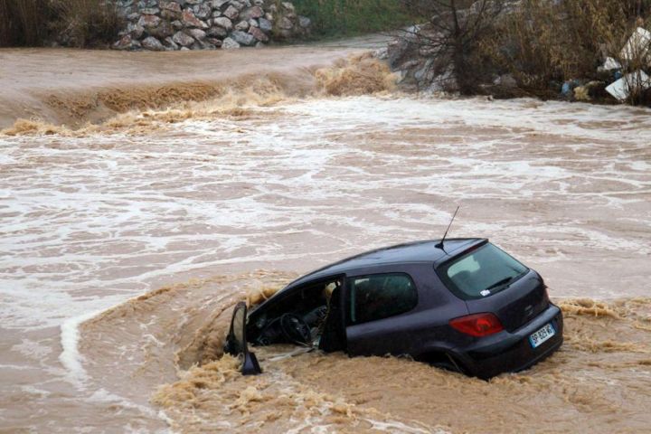 voiture.riviere.jpg